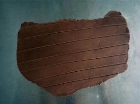 用轮刀切割可可面片，切成条状。