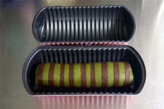 做好的面团，放入模具，不必盖上盖子，直接放入烤箱进行二次发酵，温度38度，时间约40分钟。