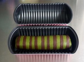 做好的面团，放入模具，不必盖上盖子，直接放入烤箱进行二次发酵，温度38度，时间约40分钟。