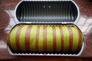 这是发酵好的情况，盖上模具盖子，锁紧扣，上下火180度预热烤箱。