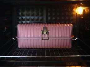 将其放入烤箱中下层，180度上下火30分钟。