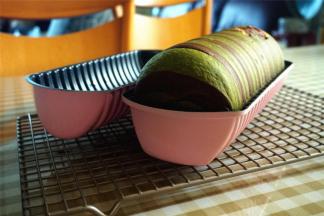 出炉后立即倒扣出来晾凉。