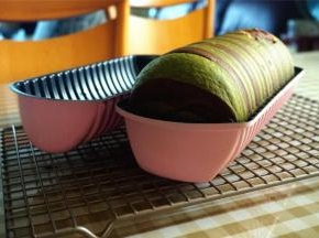 出炉后立即倒扣出来晾凉。