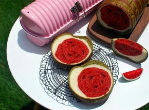 切片即可享用，充满惊喜的西瓜插画面包！