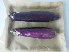 茄子洗干净，抹上一层薄薄的油。