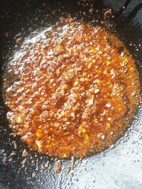 加入以上调料，炒出香味。