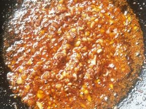 加入以上调料，炒出香味。