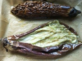 茄子烤好取出。