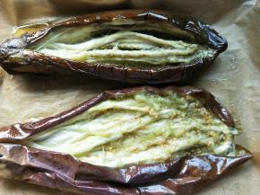 用刀从中间划开，底部不要划穿。