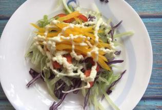 准备好自己喜欢的蔬菜沙拉。我放的是生菜，红色甜椒，黄色甜椒，紫甘蓝，菜笋，沙拉酱。