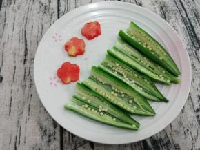 然后秋葵从中间划开，摆在盘子中