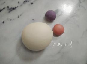 主材料拌匀后揉成光滑的面团，分出140克白面团，待用。剩下的面团平均分成两份，分别揉入红曲粉和紫薯粉。