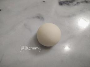 白面团分成每个35克的剂子，排气收圆。
