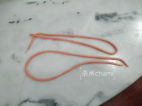 拿出红面团，搓成细条。