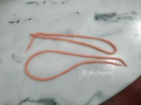 拿出红面团，搓成细条。