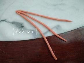 分成三条后，编成麻花辫。