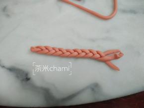编到合适把馒头圈起来的长度。