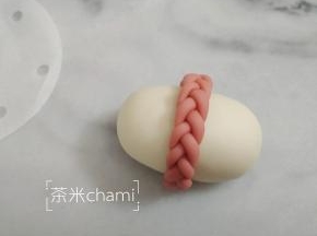 把麻花辫抹少许水，贴到白馒头上。
夏天室温发酵40分钟，冬天烤箱30度发酵40分钟。蒸十分钟。