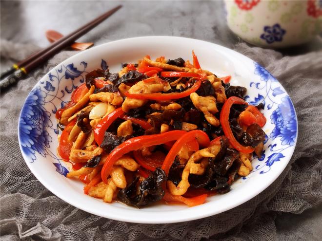 红椒木耳炒鸡丝