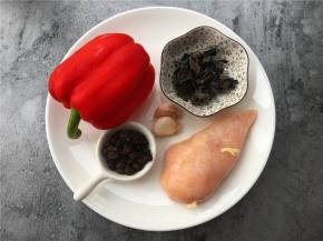准备材料如图。（黑木耳需提前1小时泡发）