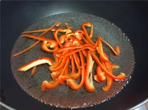 烧沸水将红椒焯水1分钟后捞出沥干水份。