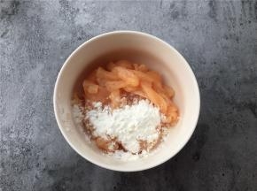 将鸡肉切丝加入适量淀粉拌匀。