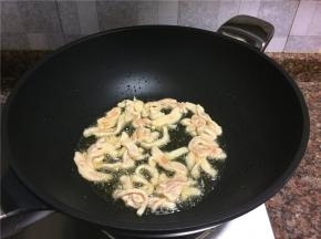 放入鸡胸肉快速翻炒至断生。