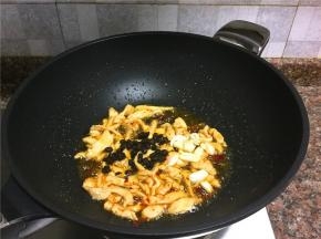 放入豆豉和大蒜片翻炒10秒。