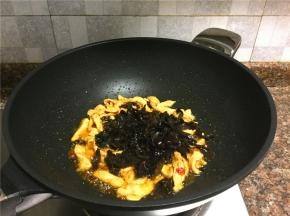 放入黑木耳翻炒10秒。