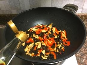 倒入适量生抽翻炒10秒。