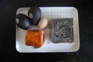 准备好食材，吐司片随意选择，我家常做一个吐司吃个三五天，切片放冰箱冷冻就能很好的保持柔软度。