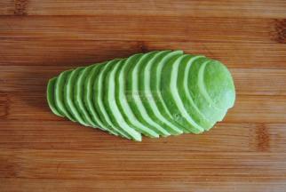 牛油果去皮切成薄片，熟的牛油果呈黑色，两端捏起来会有点软度，吃起来的清香软糯的，孩子特别喜欢。