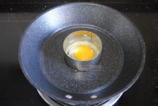 锅内放油，放入鸡蛋煎熟，稍稍放点盐。鸡蛋最好煎熟一些，吃起来安全。