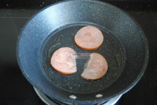 就着锅把熏肉片煎熟备用，要是没有熏肉可以用火腿代替哦。