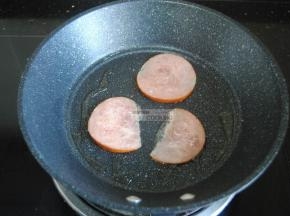 就着锅把熏肉片煎熟备用，要是没有熏肉可以用火腿代替哦。