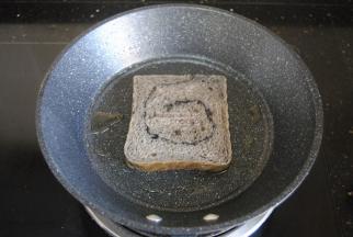 锅内倒入适量的橄榄油，把面包片煎香，孩子特喜欢吃这样的面包片，外酥里软，但是天气热，不要给孩子吃太多，容易上火