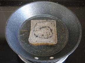 锅内倒入适量的橄榄油，把面包片煎香，孩子特喜欢吃这样的面包片，外酥里软，但是天气热，不要给孩子吃太多，容易上火