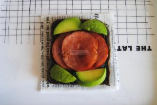 先放一片面包片，把火腿和牛油果放入。