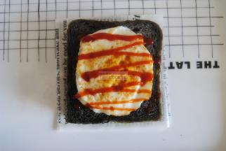 再把鸡蛋放上，挤上适量的沙拉酱或者是番茄酱。