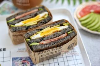 盖上最后一片面包片即可，想要切的时候用保鲜膜包裹好后用刀切开即可。