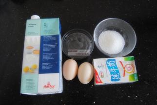 准备好材料，芝麻酱是我自制的，如果是购买的可能会有甜度，建议看个人口味对糖进行调整。但是最好挑浓稠度高的，这样才能保证做出来的冰淇淋没有冰渣，