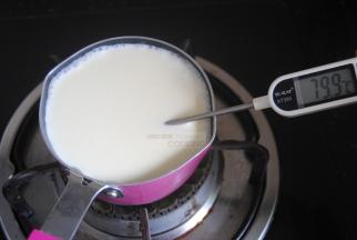 纯牛奶和淡奶油倒入奶锅内煮到80度立即熄火，没有温度计的亲不要着急，只要您煮得将近开了就行，一样好吃的哦~