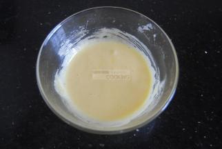 鸡蛋分离出蛋黄，加入细砂糖，用打蛋器搅打发白。