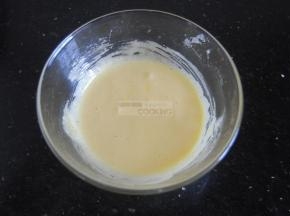 鸡蛋分离出蛋黄，加入细砂糖，用打蛋器搅打发白。