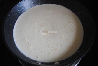 再倒回剩余的奶液中搅拌均匀。