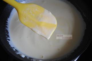 中小火加热，不断搅拌，直到蛋奶糊变浓稠至能在刮刀上划一条痕不消失，这个过程时间不久，大约半分钟就行，别急着开大火哦。