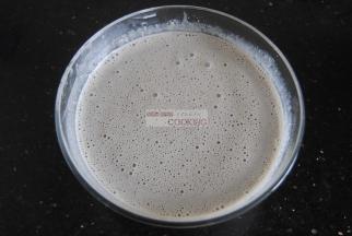 倒入大碗内，把芝麻酱倒入搅拌均匀后冷却，再放入冰箱冷藏2-3小时，这一步为了消泡和降温。