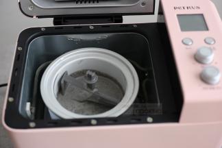 准备好冰淇淋桶，冰淇淋桶需提前冷藏过夜才能用，倒入冰淇淋液，放入面包机内，选择菜单的13mix键（我用的是PE8890，其他款面包机请根据实际情况调整）