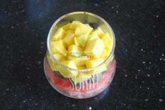 准备好水果和麦片，根据自己的喜好搭配就行，再把冰淇淋球挖上就能吃啦~