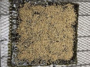 撒白芝麻，不要太多，按压紧实